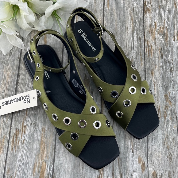 Women’s Strappy Grommet Sandals Flats Shoes Size 10 - Picture 1 of 9